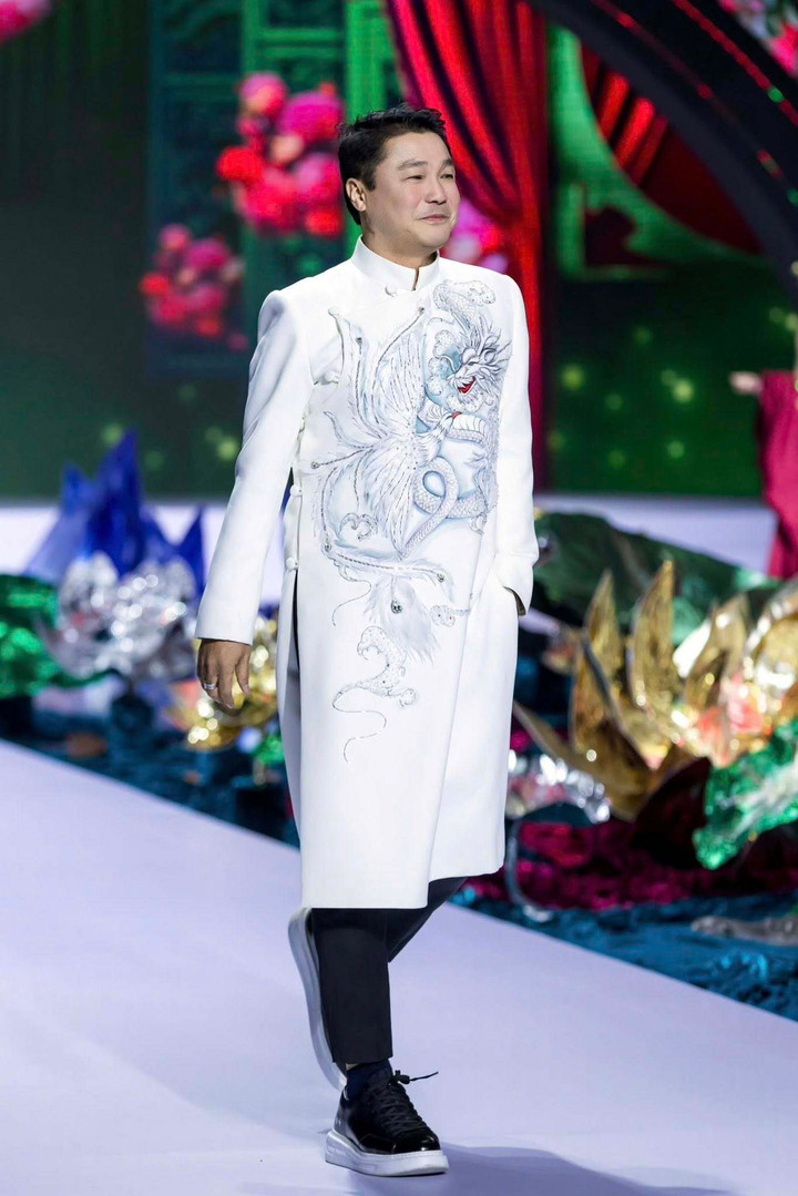 Ở tuổi U60, Lý Hùng sống độc thân, vui vẻ và tích cực.