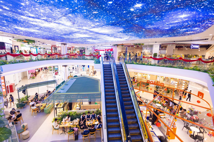 Không khí tấp nập tại TTTM Vincom Mega Mall Ocean City