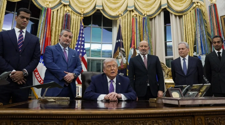 Tổng thống Mỹ Donald Trump tại lễ ký sắc lệnh về trí tuệ nhân tạo (AI) tại Phòng Bầu dục, Nhà Trắng, Washington DC, ngày 11/12/2025. (Ảnh: Reuters)