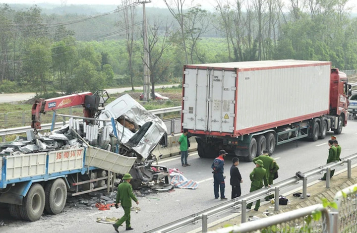 Hiện trường ô tô tải tông xe đầu kéo trên cao tốc Bùng - Vạn Ninh làm 5 người thương vong.