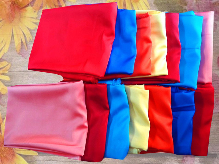 Giặt khô trang phục với chất liệu Satin là lựa chọn tối ưu giúp giữ được kết cấu mịn màng, rủ đẹp của chất liệu này. (Ảnh: Bedding)