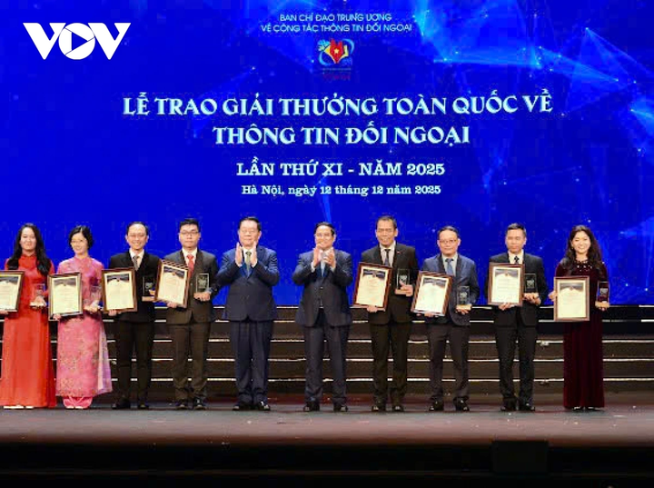 Thủ tướng trao giải cho các tác giả, nhóm tác giả đoạt Giải A.