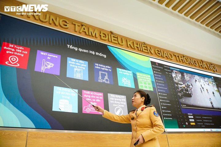 Hệ thống còn tự động phát hiện các hành vi vi phạm phổ biến, đồng thời thiết lập “làn sóng xanh”, cảnh báo các điểm ùn tắc, phát hiện các phương tiện thuộc diện theo dõi và cho phép điều chỉnh chu kỳ đèn tín hiệu theo thời gian thực, rút ngắn hoặc kéo dài pha đèn tùy theo lưu lượng.