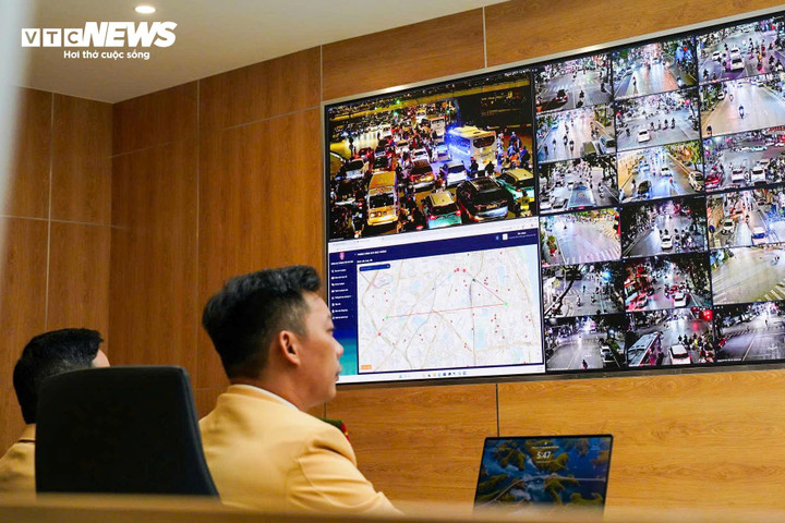 Hệ thống kết hợp 132 camera giám sát PTZ là loại camera có khả năng xoay ngang, xoay dọc và zoom để mở rộng góc quan sát, phục vụ giám sát an ninh, trật tự và 748 camera AI chuyên dụng giám sát xử lý vi phạm hiện đại có độ phân giải cao (8 megapixel, tốc độ 50 khung hình/giây, tự động phân tích dữ liệu hình ảnh và lưu trữ tại 20 máy chủ, hệ thống lưu trữ tập trung với thời gian lưu trữ tối đa 75 ngày), hỗ trợ phát hiện tối đa 28 loại hành vi vi phạm trật tự, an toàn giao thông.