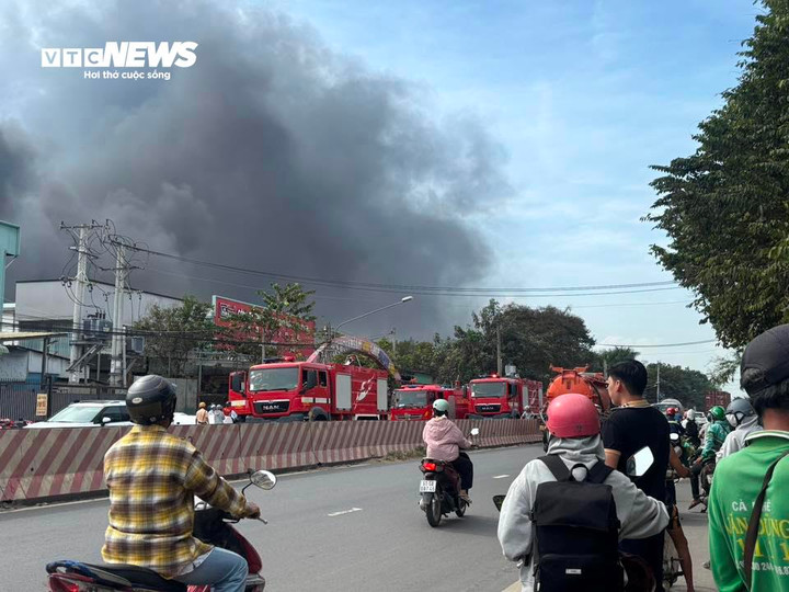 Nhiều xe chữa cháy cùng lực lượng cảnh sát PCCC được điều đến hiện trường dập lửa.