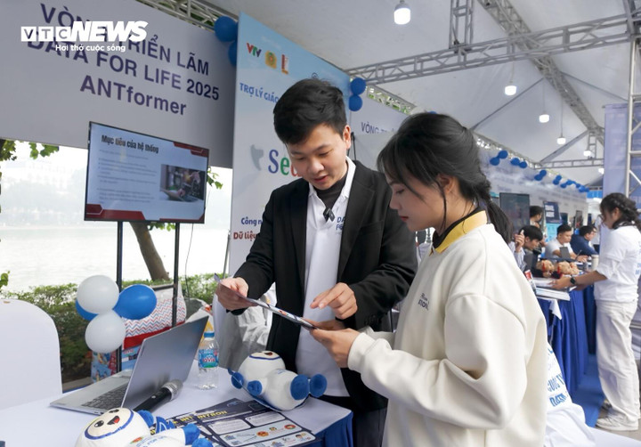 Data for Life 2025: 30 of the best solutions exhibited right next to Ho Giam Lake - 2