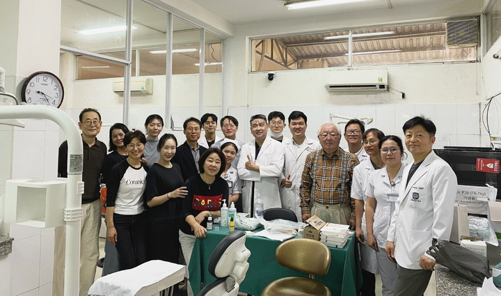 Đội ngũ y bác sĩ của Hội tình nguyện Ilwoong và đại diện Weavers Vietnam trong hoạt động hỗ trợ điều trị cho bệnh nhân hở hàm ếch tại Việt Nam.