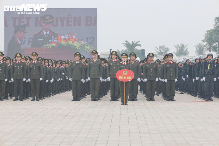 Đồng thời, Phó Giám đốc Công an TP Hải Phòng yêu cầu Công an các đơn vị rà soát, hoàn thiện phương án bảo vệ an ninh quốc gia; chủ động phòng ngừa, đấu tranh với hoạt động tình báo, gián điệp, khủng bố, gây rối và bảo đảm an ninh tuyệt đối các sự kiện lớn sắp tới.