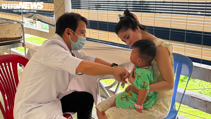 Khi trẻ có triệu chứng sốt cao không hạ, co giật, nổi bóng nước, phụ huynh cần đưa trẻ đến bệnh viện ngay.