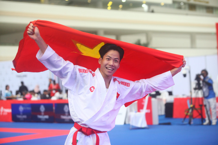 Võ sĩ Khuất Hải Nam giành HCV đối kháng đầu tiên cho đội tuyển karate tại SEA Games 33.