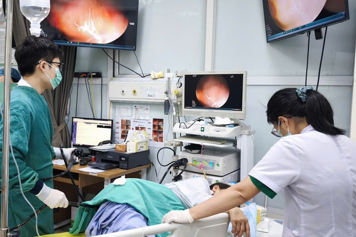 Người bệnh nội soi tại Bệnh viện Bệnh Nhiệt đới Trung ương.