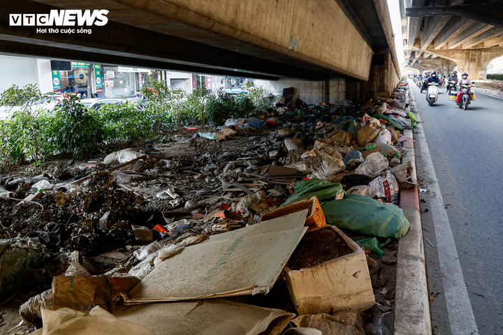Dải phân cách đường Vành đai 3 (đoạn Khuất Duy Tiến - Nguyễn Xiển) ngập tràn rác thải xây dựng.