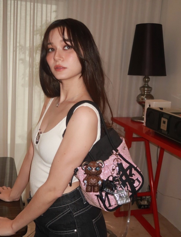 Đời thường, Violette Wautie ưa chuộng phong cách tối giản với áo hai dây, crop top, quần jeans, váy hai dây tôn dáng..