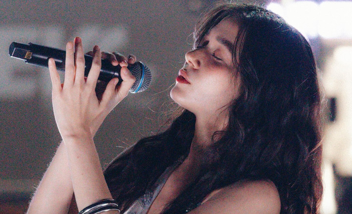 Sau chương trình, Violette Wautier phải lên tiếng xin lỗi kèm lời giải thích. Cô cho biết phía ban tổ chức yêu cầu nghệ sĩ hát nhép 100% nên hệ thống micro sẽ tắt hoàn toàn. Tuy nhiên, khi bước ra sân khấu, micro của cô được bật còn tai nghe lại không hoạt động. Việc không thể nghe giọng của chính mình khiến cô không kiểm soát được nhịp, dẫn đến màn trình diễn thiếu ổn định.