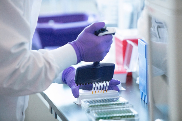 Phác đồ 2 hoặc 3 liều đã được kiểm chứng qua các nghiên cứu lâm sàng với quy trình chặt chẽ, theo dõi dài hạn. (Nguồn hình: Science Visuals)