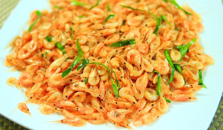 Tép rang lá chanh là món ăn chế biến đơn giản nhưng đòi hỏi sự tinh tế. (Ảnh: B.L)