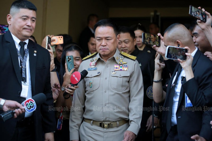 Thủ tướng Thái Lan Anutin Charnvirakul (giữa) trò chuyện với báo chí sau một cuộc họp nội các ngày 9/12. Ảnh: Bangkok Post