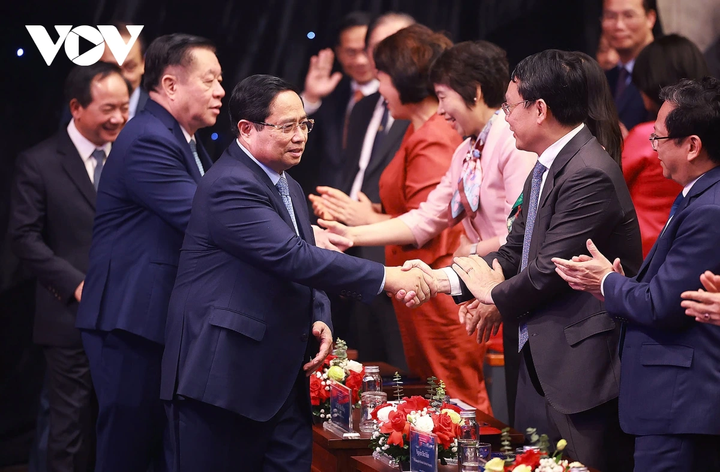 Thủ tướng Phạm Minh Chính bắt tay các đại biểu dự Lễ trao giải.