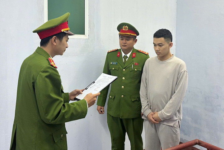 Cán bộ cơ quan CSĐT Công an tỉnh Quảng Trị thi hành quyết định khởi tố, lệnh bắt tạm giam với Võ Ngọc Hoàng.