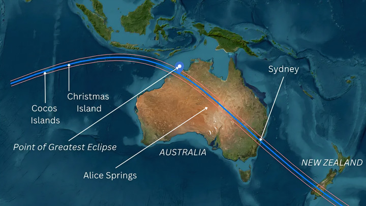 Solförmörkelsens bana 2028 sträcker sig från Indiska oceanen tvärs över Australien till Nya Zeeland. (Källa: Maphub.net, Ersi, Maxar)