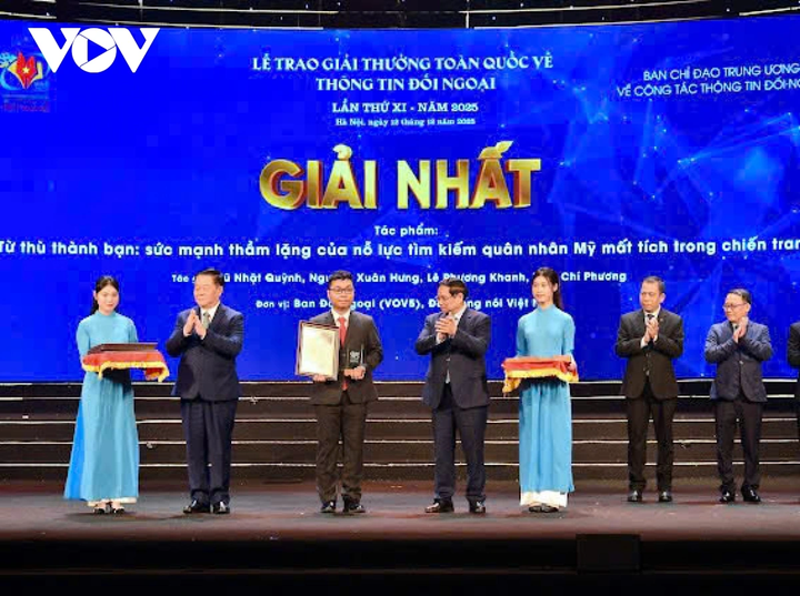 Đại diện nhóm tác giả VOV5 lên nhận Giải A.