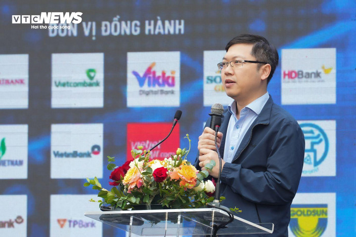 Dr. Dinh Viet Sang, Vice Rector of the School of Information Technology and Communications, Hanoi University of Science and Technology, inaugurates the Exhibition Round of the Data for Life 2025 competition. (Photo: Hung Cuong)