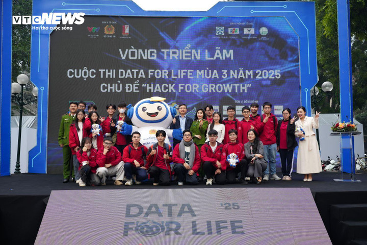 The organizing committee and students visited the Exhibition Round. (Photo: Hung Cuong)