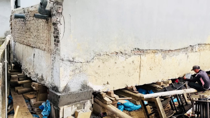 Nhóm thợ của "thần đèn" Hoàng Đình Bách đang gia cố móng, hoàn thiện những khâu cuối cùng.