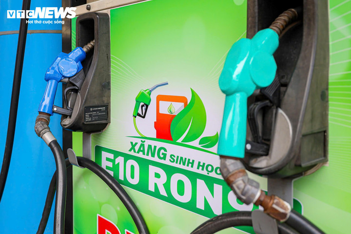 Det finns nu nästan 100 bensinstationer som säljer E10 bioetanolbränsle. (Foto: Minh Duc).