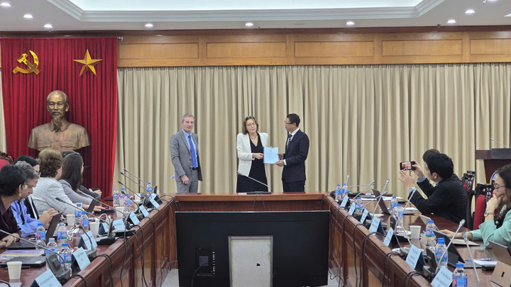 Bà Aline Des Cloizeaux, Trưởng phòng Năng lượng hạt nhân thuộc Ban Năng lượng hạt nhân của IAEA trao bản dự thảo báo cáo INIR sơ bộ tới Thứ trưởng Bộ KH&CN Lê Xuân Định. (Ảnh: Bộ KH&CN)