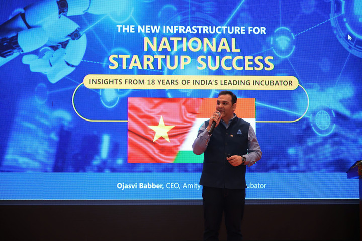 ທ່ານ Ojasvi Babber, CEO ຂອງ Amity Technology Incubator (ອິນເດຍ), ໄດ້ແບ່ງປັນປະສົບການສາກົນຂອງລາວໃນກອງປະຊຸມ. (ຮູບພາບ: Techfest)