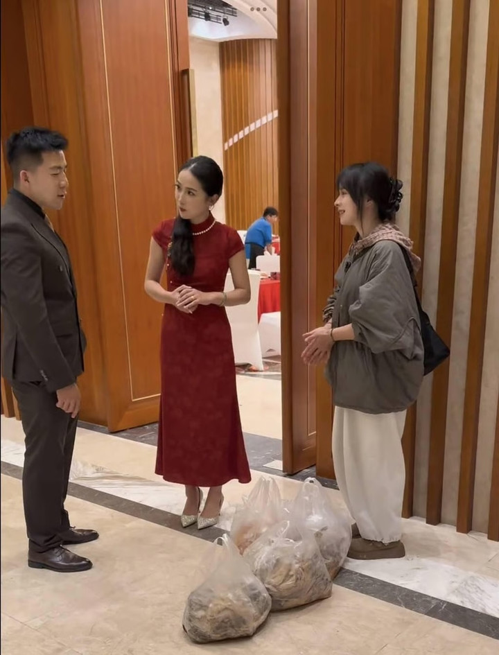 Để bày tỏ lòng biết ơn, Xuanxuan thường mừng các cô dâu chú rể 100 nhân dân tệ (khoảng 372 nghìn đồng). (Ảnh: Baidu)