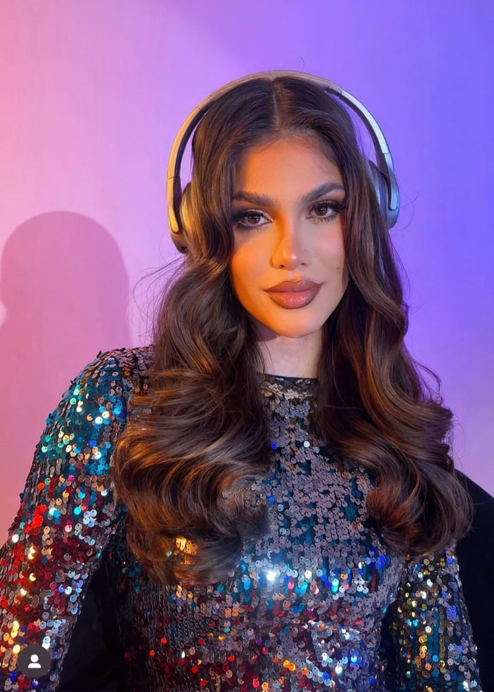 Người đẹp từng học biểu diễn âm nhạc tại Holland College (Canada) và Học viện Âm nhạc Hiện đại Anh - Ireland. Cô chơi thành thạo các nhạc cụ như guitar, piano.