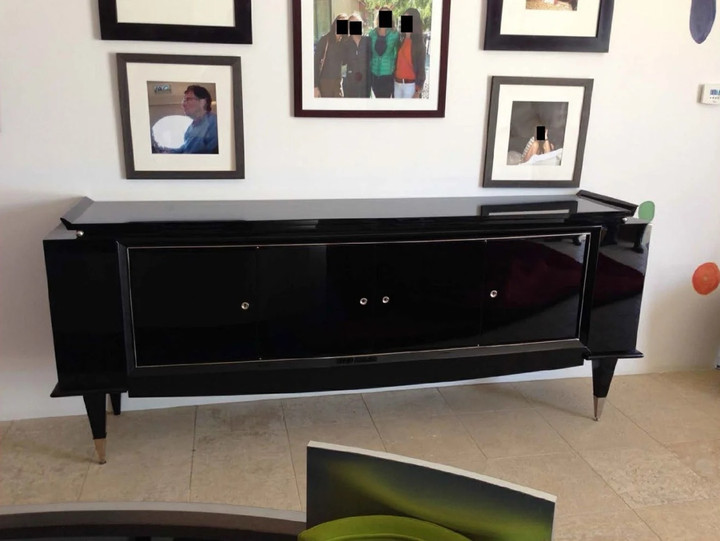 Một bức ảnh đóng khung của tỷ phú Bill Gates (trái) treo trên tường. (Ảnh: Đảng Dân chủ trong Ủy ban Giám sát Hạ viện Mỹ)