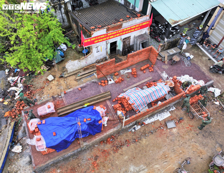 "Chiến dịch Quang Trung" thần tốc được triển khai theo chỉ đạo của Chính phủ nhằm hỗ trợ dựng lại hàng nghìn căn nhà bị hư hỏng, đổ sập sau đợt bão lũ lịch sử cuối tháng 11 vừa qua, góp phần sớm ổn định đời sống người dân vùng thiên tai, trong đó có tỉnh Gia Lai.