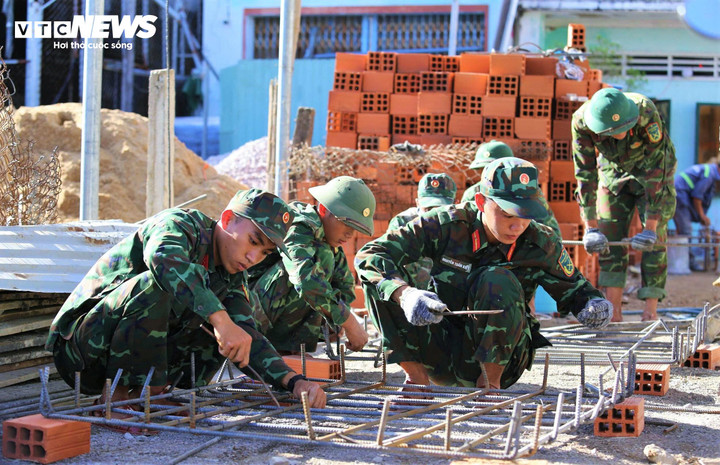 Cán bộ, chiến sĩ thực hiện nhiệm vụ triển khai "Chiến dịch Quang Trung"không quản nắng mưa, "không để thời gian chết", tranh thủ thi công 3 ca 4 kíp để đảm bảo kịp tiến độ.