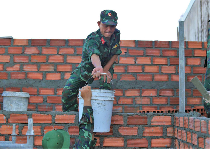 Các đơn vị đều chủ động, linh hoạt điều chỉnh kết cấu xây dựng theo yêu cầu thực tế của từng hộ dân, như nâng nền, nâng tường, mở rộng diện tích.