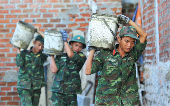 Ở tâm điểm của chiến dịch, lực lượng quân đội tiếp tục giữ vai trò nòng cốt. Hàng trăm cán bộ, chiến sĩ dãi nắng dầm mưa, chạy đua với thời gian để dựng lại mái ấm cho người dân Gia Lai.