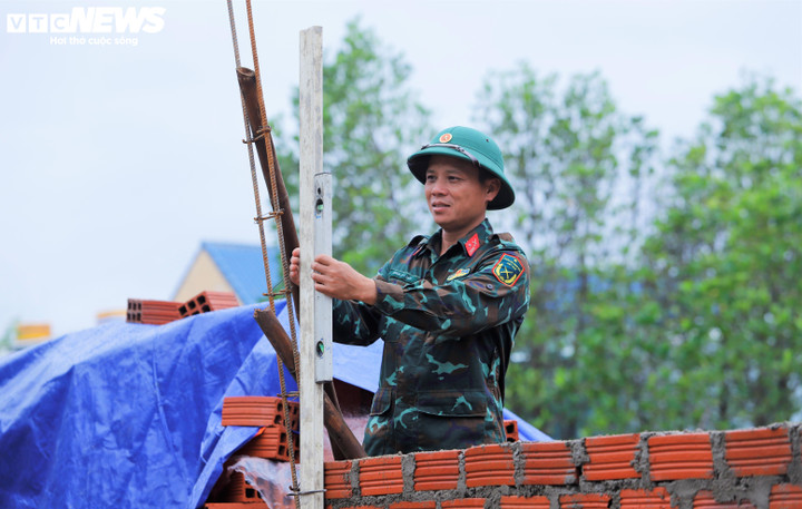 Mỗi căn nhà được dựng lên không chỉ là nơi che mưa che nắng mà còn là mái nhà của tình nghĩa quân - dân gắn kết keo sơn.