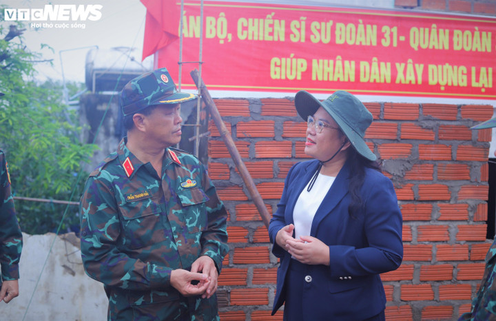 Thiếu tướng Trần Thanh Hải, Phó Tư lệnh Quân khu 5 và bà Lê Thị Vinh Hương, Bí thư Đảng ủy xã Tuy Phước (tỉnh Gia Lai) cùng đoàn công tác thăm hỏi, động viên cán bộ, chiến sỹ thực hiện nhiệm vụ trong "Chiến dịch Quang Trung". Đồng thời, kiểm tra tiến độ xây nhà cho người dân ở vùng rốn lũ thôn Lộc Hạ.