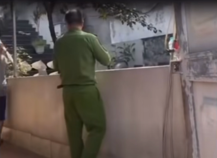 Đoạn clip ghi lại vụ việc Đặng Từ Thịnh nhốt công an xã trong nhà. (Ảnh cắt từ clip).