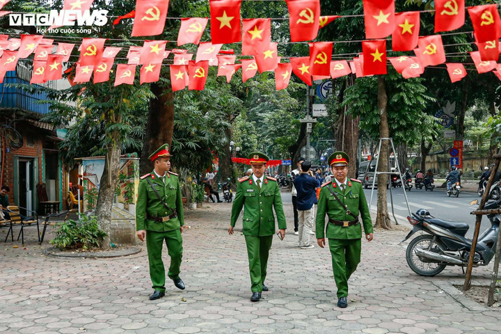 Lực lượng công an phối hợp các đơn vị của phường triển khai chỉnh trang cảnh quan, lập lại trật tự đô thị trên địa bàn.