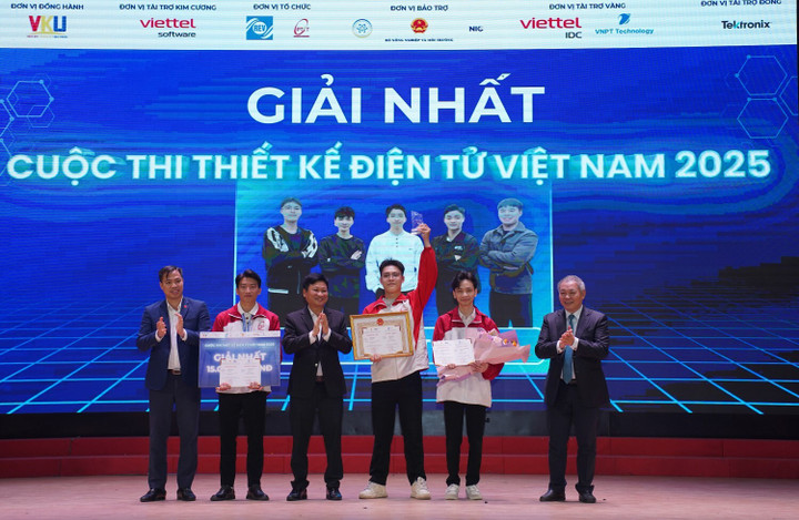 A equipe IDS PTIT conquistou o primeiro lugar na rodada final da Competição de Design Eletrônico do Vietnã (VEDC) 2025. (Foto: Comitê Organizador)