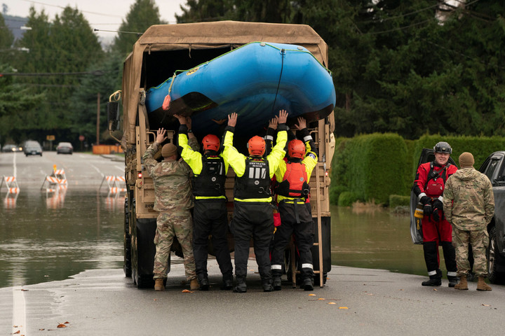 Tại hạt King lân cận, hai thị trấn bị cô lập hoàn toàn, hàng chục người đã được giải cứu trong 2 ngày qua từ nóc ô tô, trên cây hoặc trong nhà bị ngập. (Ảnh: Reuters)