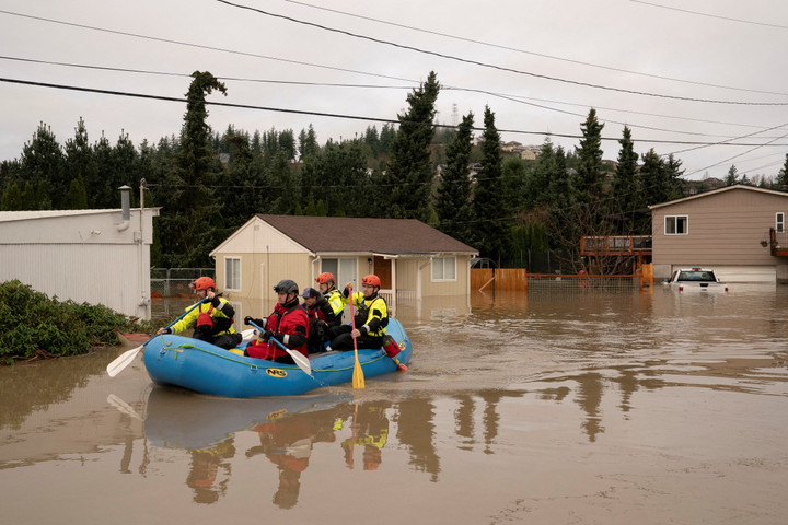 Ở phía nam hạt Skagit, Vệ binh Quốc gia được triển khai tới hạt Snohomish để tiếp tế lương thực và kiểm tra tình trạng người dân bị cô lập. (Ảnh: Reuters)