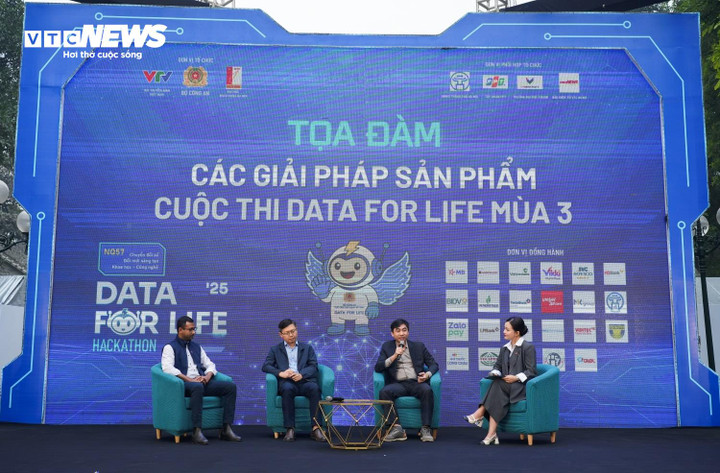 Dr. Syed Mabub, Dr. Dinh Viet Sang og Dr. Vo Sy Nam (fra venstre til høyre) deltok i paneldiskusjonen. (Foto: Hung Cuong)