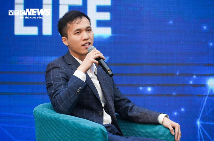 أكد السيد فان هوانغ نام على أهمية البيانات عند استخدامها في مختلف المواقف العملية. (صورة: هونغ كوونغ)