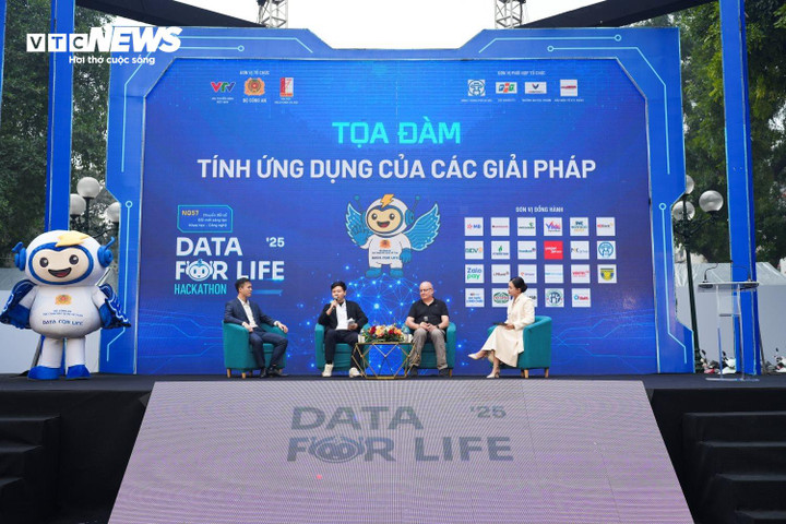 Đại diện đội Intron và WardHub (thứ 2, 3 từ trái qua) chia sẻ về các giải pháp tại tọa đàm. (Ảnh: Hùng Cường)