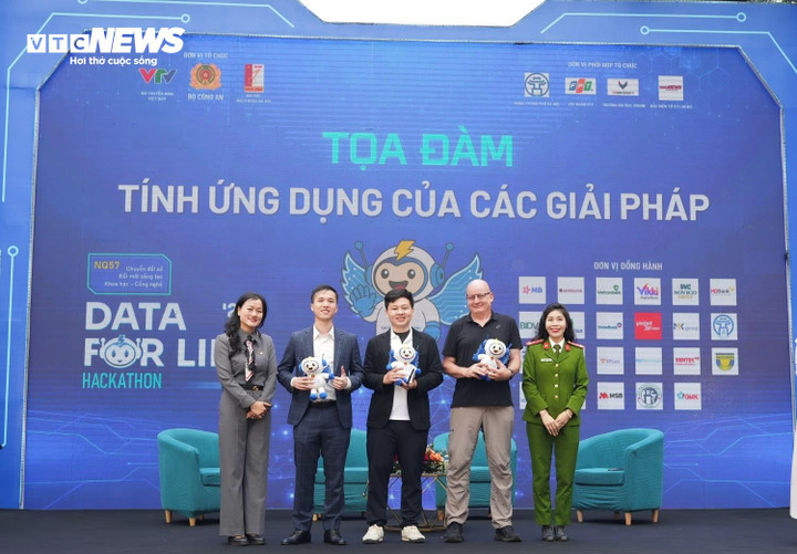 Các khách mời tọa đàm cùng BTC chương trình. (Ảnh: Hùng Cường)