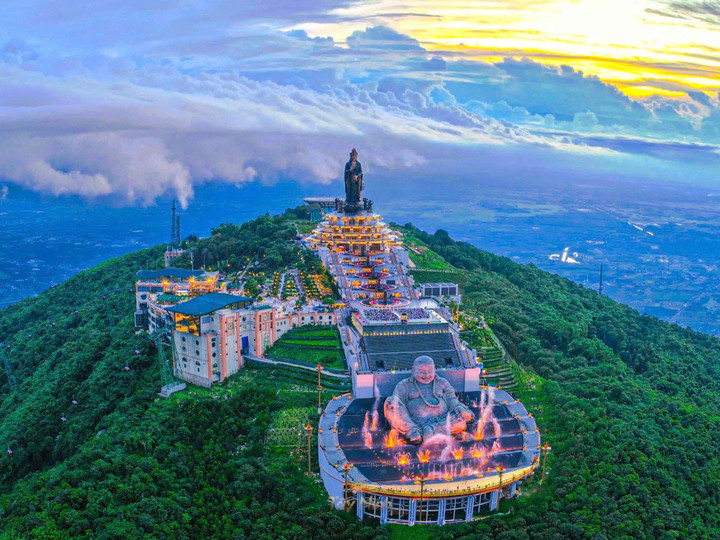 Không gian linh thiêng trên đỉnh núi.